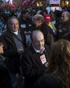 El lider del PSC, Miquel Iceta  participa junto a organizaciones y entidades sociales en la manifestación para pedir unos presupuestos de la Generalitat que sean sociales. EFE/Quique García