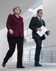 La canciller alemana, Angela Merkel, y el presidente del gobierno español, Mariano Rajoy, se disponen a comparecer en una rueda de prensa después de una reunión bilateral en Berlín. EFE/Bernd Von Jutrczenka