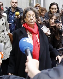 La senadora y exalcaldesa de Valencia por el PP, Rita Barberá, rodeadas por los medios a su salida de la sede del Tribunal Supremo tras declarar voluntariamente como investigada o imputada por un delito de blanqueo de dinero relacionado con el caso Imelsa