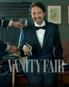 Pablo Iglesias posa para Vanity Fair con traje a medida, pajarita y botellín