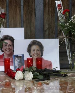 Numerosas personas dejan flores y velas en el patio de la vivienda de la exalcaldesa Rita Barberá en Valencia, fallecida hoy en Madrid a causa de un infarto. / EFE