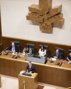 El lehendakari en funciones, Iñigo Urkullu (abajo), expone su proyecto en el pleno de investidura del Parlamento Vasco, al que también se presenta la candidata de EH Bildu, Maddalen Iriarte. EFE/Adrián Ruiz De Hierro