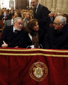 El exministro Jaime Mayor Oreja conversa con el empresario Juan Cotino durante la misa funeral por la exalcaldesa de Valencia Rita Barberá en la catedral de Valencia. EFE/Kai Försterling