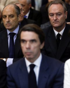 Los expresidentes de la Generalitat, Francisco Camps y Alberto Fabra tras el expresidente del Gobierno José María Aznar durante la misa funeral por la exalcaldesa de Valencia Rita Barberá. EFE/Kai Försterling