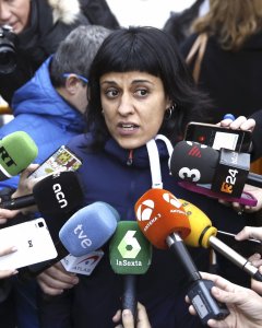 La portavoz de la CUP en el Parlament de Cataluña, Anna Gabriel, hace declaraciones a su llegada esta mañana a la concentración en la que ha participado junto a otros miembros de la formación frente a la Audiencia Nacional para solidarizarse con los deten