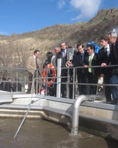 Alfredo Boné, exconsejero de Medio Ambiente con el Par e impulsor del Plan de Depuración, en una visita a una planta de tratamiento de aguas residuales.