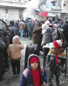 Un grupo de civiles se concentran a la espera de poder salir de Alepo. - MOHAMAD ALHMADA