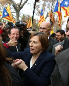 La presidenta del Parlament, Carme Forcadell, saluda a los simpatizantes que la apoyaban en la puerta tras declarar ante el Tribunal Superior de Justicia de Catalunya como investigada por desobedecer al Tribunal Constitucional. EFE/Toni Albir