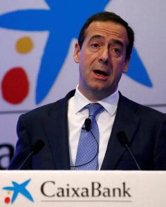 El consejero delegado de CaixaBank, Gonzalo Gortazar, durante la presentación de los resultados de la entidad en 2016, en la sede del banco, en Barcelona. REUTERS/Albert Gea