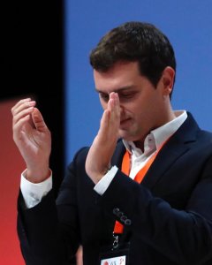 El presidente de Ciudadanos, Albert Rivera, aplaude durante la IV Asamblea General de Ciudadanos que se celebra en el Teatro Nuevo Coslada. EFE/Zipi