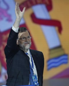 El presidente del Gobierno y del partido Popular, Mariano Rajoy , saluda a los asistentes a la clausura del XVIII Congreso nacional del partido que se celebra en la Caja Mágica de Madrid. EFE/Javier Lizón