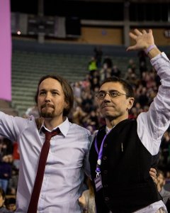 Iglesias y Monedero, con los brazos en alto, saludando a los miembros del Consejo Ciudadano que están en el escenario / JAIRO VARGAS