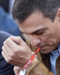 El exsecretario general del PSOE y candidato a las Primarias, Pedro Sánchez, se coloca una pulsera con el logo de 'Somos Socialistas' en el acto público, celebrado hoy en Valladolid, donde estuvo acompañado por el líder del partido en esta Comunidad, Luis