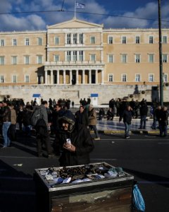 Un anciano vende castañas en la Plaza Syntagma, frente al Parlamento griego, durante una manifestación para exigir reducciones de impuestos, en Atenas. REUTERS / Alkis Konstantinidis