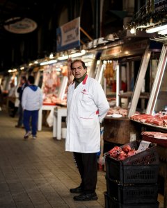 Un carnicero espera que lleguen clientes, delante de su puesto en un mercado en Atenas. REUTERS/Alkis Konstantinidis