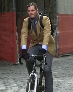 Imagen de televisión de Iñaki Urdangarin, marido de la infanta Cristina, mientras se desplaza en bicicleta por Ginebra. EFE/EFE-TV