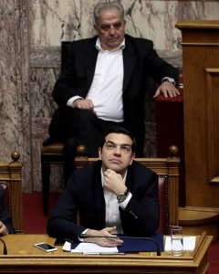 El primer ministro griego, Alexis Tsipras, en la sesiÃ³n del Parlamento griego en la que defendiÃ³ la vuelta de la troika para concluir la revisiÃ³n del tercer plan de rescate. REUTERS/Alkis Konstantinidis