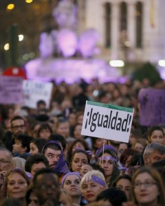 Una de las pancartas desplegadas en la manifestación del día de la Mujer. EFE/Mariscal