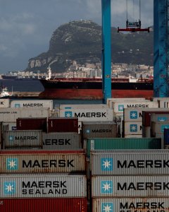 Contenedores en la terminal de carga del puerto de Algeciras, con el Peñón de Gibraltar al fondo. REUTERS/Jon Nazca