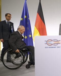 El ministro de Finanzas alemán, Wolfgang Schaeuble , seguid por el presidente del Bundesbank, Jens Weidmann, en la rueda de prensa final de la cumbre del G-20 en Baden Baden (Alemania). REUTERS/Kai Pfaffenbach