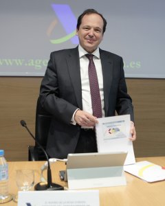 El director del Departamento de Gestión de la Agencia Tributaria, Rufino de la Rosa, durante la presentación hoy en Madrid de la Campaña del IRPF 2016. EFE/Manuel Carretero