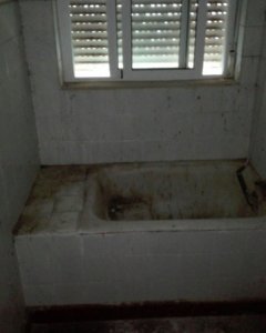 Imagen del baño de una las casas de la Guardia Civil en Andalucía.