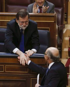 El presidente del Gobierno, mariano Rajoy, felicita al ministro de Hacienda, Cristóbal Montoro, tras su intervención en el debate de los Presupuestos Generales del Estado de 2017.EFE/Paco Campos