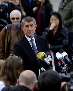 El Ministro checo de Finanzas Andrej Babis habla con la prensa tras reunirse con el Presidente Milos Zeman en Praga /REUTERS (David W Cerny)