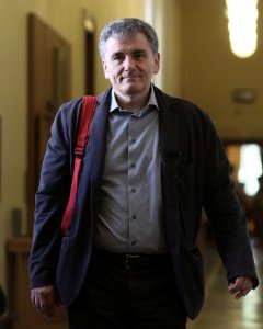 El ministro de Finanzas griego, Euclid Tsakalotos, a su llegada a una reunión del Gobierno de Alexis Tsipras, en el Parlamento. REUTERS/Costas Baltas