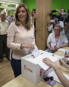 Susana Díaz en la sede de Sevilla para votar en las primarias socialistas / EFE