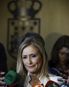 La presidenta regional, Cristina Cifuentes, responde a los medios a su llegada para comparecer en la comisión de investigación por corrupción de la Asamblea de Madrid sobre los contratos de adjudicación de la cafetería del Parlamento en 2009 y 2011. EFE/E