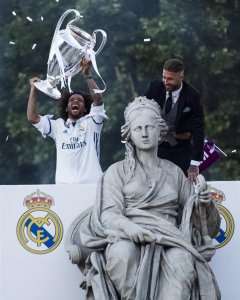 Los jugadores del Real Madrid, Sergio Ramos (d) y el brasileño Marcelo, durante la visita del equipo blanco a la madrileña plaza de Cibeles para celebrar con los aficionados madridistas el titulo de Liga de Campeones. EFE/Santi Donaire.