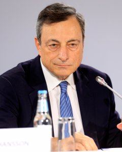 El presidente del BCE, Mario Draghi, durante la rueda de prensa posterior a la reunión del consejo de gobierno de la entidad en Tallín (Estonia). REUTERS/Ints Kalnins