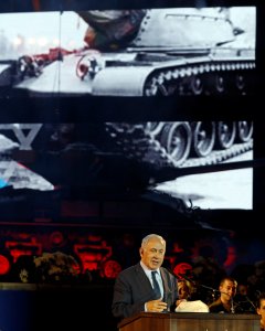 El primer ministro israelí, Benjamin NEtanyahu, habla en la ceremonia de conmemoración del 50 aniversario de la guerra de 1967 en el Memorial de Latrun REUTERS/Ronen Zvulun