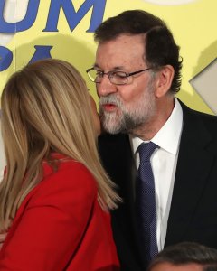 El presidente del Gobierno Mariano Rajoy,saluda a la presidente de la Comunidad de Madrid, Cristina Cifuentes, en un desayuno informativo en un hotel de Madrid.EFE/JJGuillén
