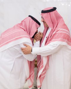 El recién designado príncipe de la Corona besa la mano al príncipe Mohammed bin Nayef en Meca REUTERS/Saudi Press