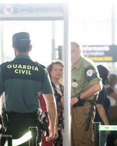 Agentes de la Guardia Civil en los controles de acceso de los pasajeros, durante la huelga de los vigilantes jurados del aeropuerto de El Prat. EFE