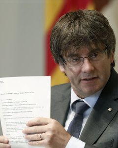 El presidente de la Generalitat, Carles Puigdemont, durante la reunión semanal del Govern. EFE/Andreu Dalmau