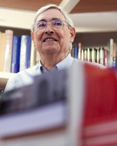 Ignacio Latierro, fundador de la librería 'Lagun', de San Sebastián, junto con María Teresa Castells, que el pasado 11 de septiembre falleció a los 82 años. EFE/Javier Etxezarreta.