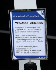 Un cartel informa de la cancelación de los vuelos de Monarch Airlines, tras su declaración de quiebra, en el  aeropuerto londinense de Luton. REUTERS/Mary Turner