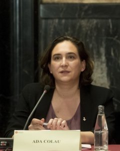 La alcaldesa de Barcelona, Ada Colau, durante la reunión que ha mantenido con los cónsules de los países de la Unión Europea,a los que ha convocado para 'reflexionar' sobre los hechos ocurridos el 1-O en Cataluña y 'los posibles escenarios que se abren a