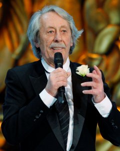 El actor francés Jean Rochefort, durante la gala de ntrega de los premios Cesar, en París, en  febrero de 2008. REUTERS/Benoit Tessier