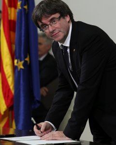 El president de la Generalitat firma, con JxSí y la Cup, la 'declaración de los representantes de Catalunya' con la voluntad de una futura independencia. REUTERS/Albert Gea