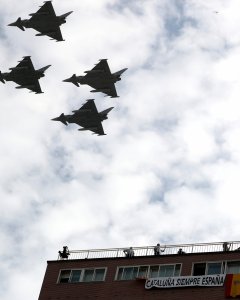 Varios Eurofighter sobrevuelan Madrid durante la celebración el desfile de la Fiesta Naciona.- REUTERS