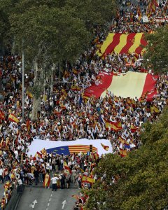 Vista de la manifestación en Barcelona bajo el lema 'Cataluña sí, España también', convocada por Societat Civil Catalana, Espanya i Catalans y otras entidades contrarias a la independencia con motivo del Día de la Fiesta Nacional. EFE/Andreu Dalmau