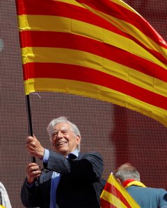 El Premio Nobel peruano Mario Vargas Llosa acta una senyera durante la manifestación por la unidad de España en Barcelona organizada por Sociedad Civil Catalana el pasado 8 de octubre. REUTERS/Eric Gaillard