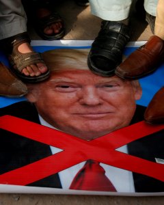 Varias personas pisotean un retrato del presidente estadounidense Donald Trump durante las protestas contra EEUU e Israel en la cidad pakistaní de Peshawar. REUTERS/Fayaz Aziz