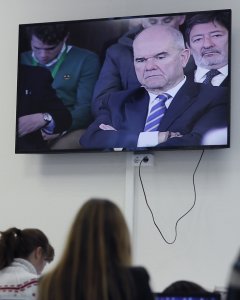 Imagen del expresidente de la Junta de Andalucía Manuel Chaves en el monitor de la sala de prensa instalada en la Audiencia de Sevilla, donde los periodistas acreditados siguen el juicio de los 22 ex altos cargos de la Junta de Andalucía, acusados de prev