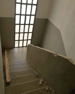 Fotografías de la escalera de Diego tras unos altercados.