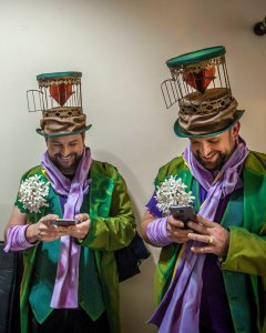 Dos integrantes de la comparsa 'Los Vivelavida' antes de participar en el Concurso Oficial de Agrupaciones Carnavalescas (COAC), en el Gran Teatro Falla de Cádiz. EFE/Román Ríos